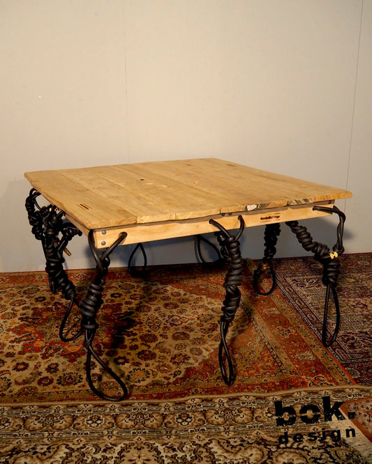 24.032 Square Table